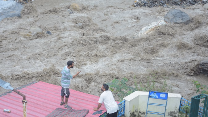 फुलेट गांव में मकान ढहने से दबे होने की आशंका, सात घंटे बाद पहुंची रेस्क्यू टीम