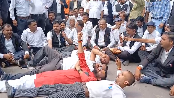 हमीरपुर: जेल में बंदी की मौत पर वकीलों का विरोध, जेलर निलंबित