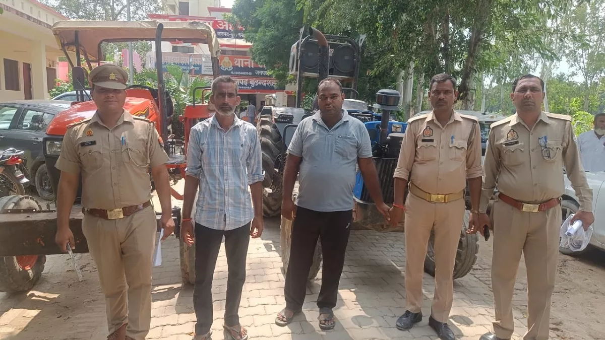 सड़क पर स्टंट करते पकड़े गए ट्रैक्टर चालक, पुलिस ने सिखाया सबक
