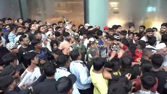 एपल स्टोर में आईफोन 17 के चक्कर में जमकर हुई हाथापाई, बुलानी पड़ गई पुलिस