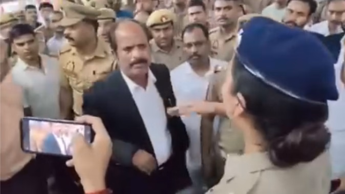 वाराणसी में एडीसीपी और वकील के बीच नोकझोंक का वीडियो वायरल