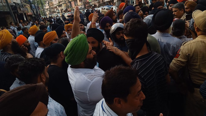 कॉमर्स कॉलेज में सिख छात्रों पर हमला, दस्तार की बेअदबी के खिलाफ सड़क पर प्रदर्शन