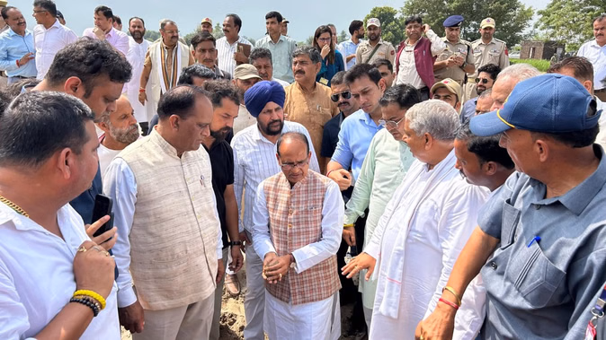 जम्मू: केन्द्रीय मंत्री शिवराज सिंह चौहान ने बाढ़ प्रभावित क्षेत्रों का किया दौरा