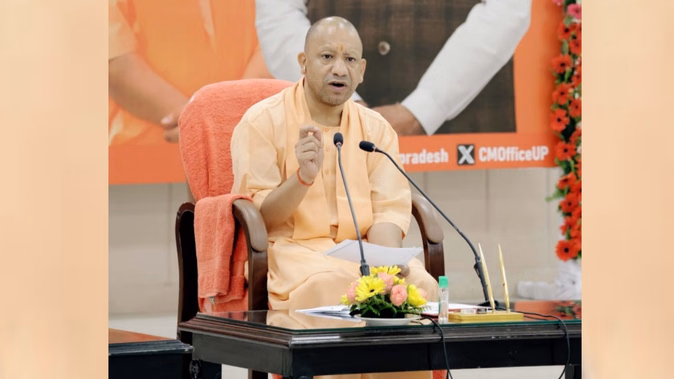 हर्ष उल्लास के साथ मने पर्व-त्योहार, लोगों की सुरक्षा का रखें पूरा ध्यान: योगी