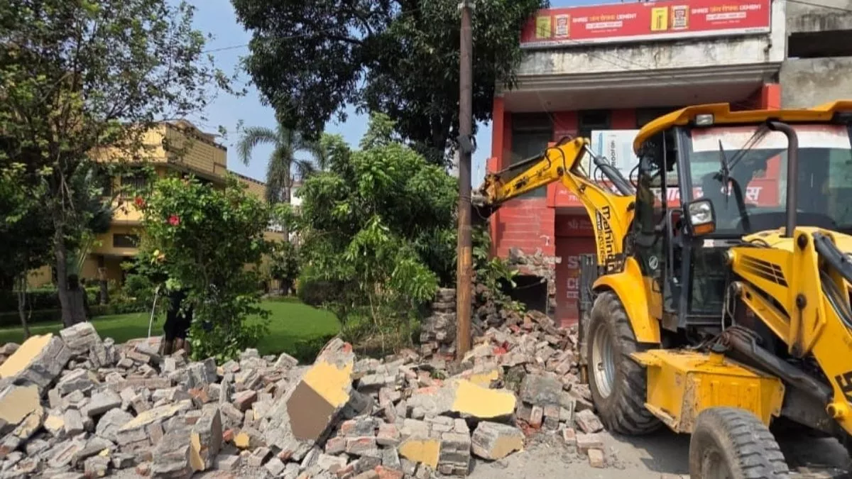 सपा नेता अखिलेश कुमार के आवास की बाउंड्री पर गरजा बुलडोजर