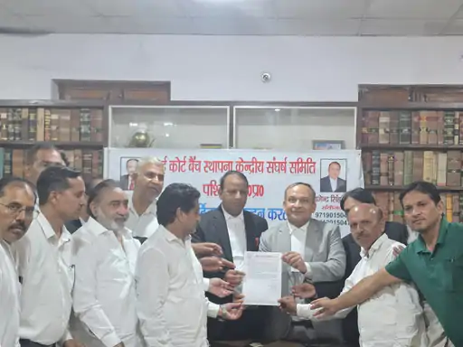 मेरठ: वेस्ट यूपी में हाईकोर्ट बेंच की मांग तेज, वकीलों ने बनाई मानव श्रृंखला