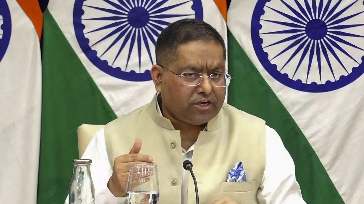 एच1बी वीजा पर नये प्रतिबंधों से मानवीय समस्याएं पैदा होने की संभावना: विदेश मंत्रालय