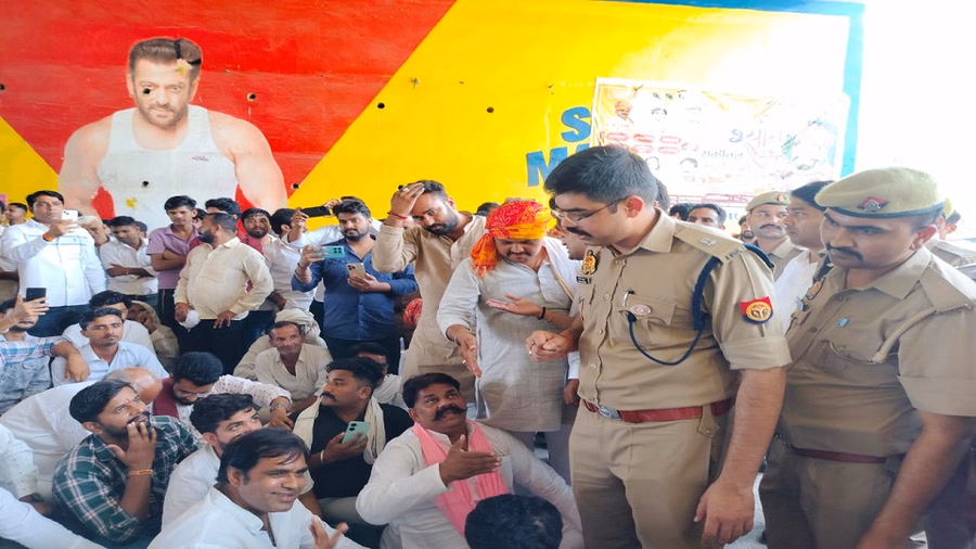 मिहिर भोज द्वार को लेकर विवाद, पुलिस और गुर्जर समाज में झड़प; 400 प्रदर्शनकारी धरने पर