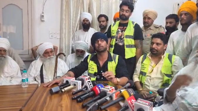 पंजाब बाढ़ पीड़ितों के लिए मनकीरत औलख ने पेश की मिसाल, 5 करोड़ और 200 ट्रैक्टर की मदद