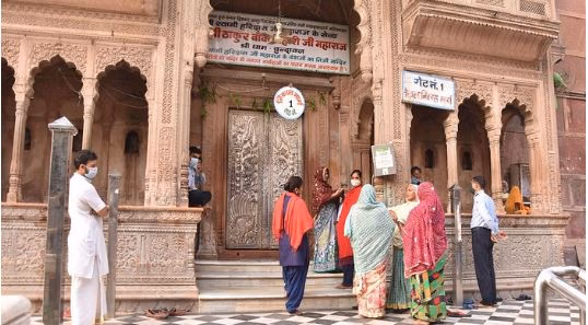 श्रीबांकेबिहारी मंदिर में वीआईपी पर्ची बंद करने के बाद बदल गया दर्शन का समय