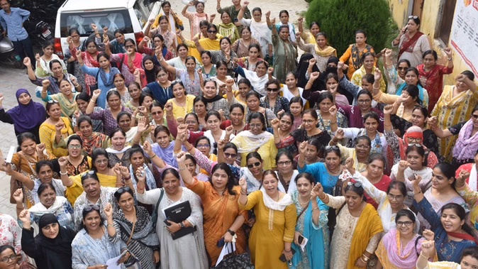 यूपी में टीईटी विरोध: शिक्षक दिखाएंगे एकजुटता, काली पट्टी पहनकर करेंगे शिक्षण
