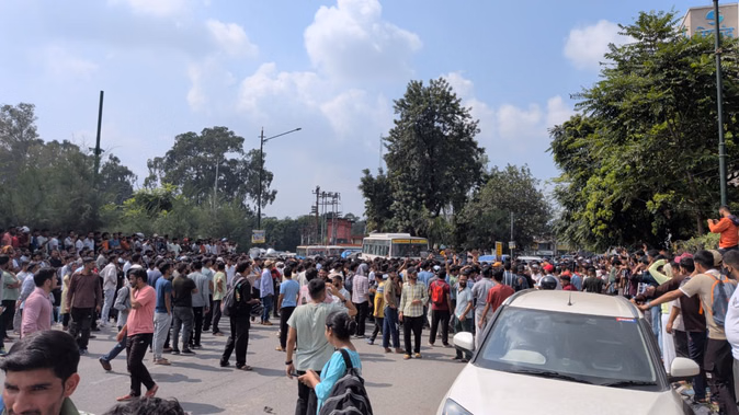 पेपर लीक के खिलाफ बेरोजगार संघ का प्रदर्शन, देहरादून की सड़कों पर जाम