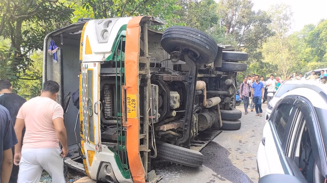 डाडासीबा में एचआरटीसी बस पलटी: 37 यात्री घायल, ब्रेक फेल होने से हादसा
