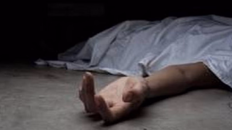 जामिया नगर में फ्लैट से महिला का शव बरामद, पति गंभीर हालत में