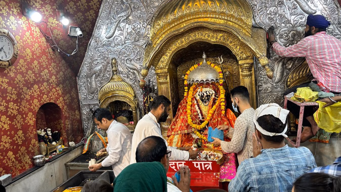 भक्तों की भीड़ से गूंजा नवरात्र का पहला दिन, बावे वाली माता और अन्य मंदिरों में हुआ विशेष पूजन