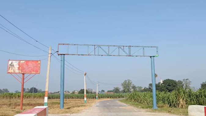 मेरठ: कपसाड़ और सलावा से सम्राट मिहिर भोज द्वार हटाए गए, पुलिस बल तैनात
