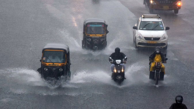 मराठवाड़ा में मूसलधार बारिश से नदियां उफान पर, कई जिलों में बाढ़ जैसे हालात