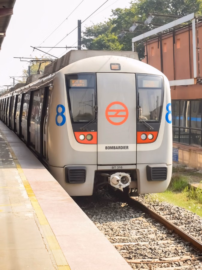 सुप्रीम कोर्ट मेट्रो स्टेशन पर महिला ट्रैक से गिरी, अस्पताल में भर्ती