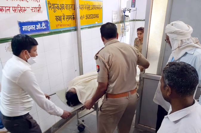 संभल: स्कूल शिक्षिका पर दिनदहाड़े एसिड अटैक, हालत गंभीर