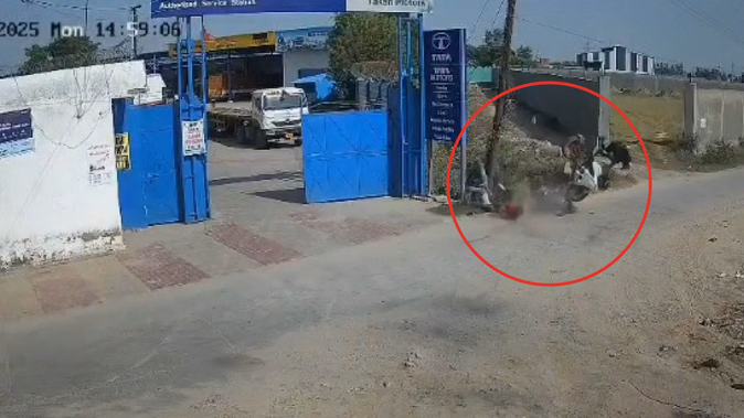गाजियाबाद: हाई-स्पीड बाइक टकराई, तीन घायल; हादसा सीसीटीवी में कैद