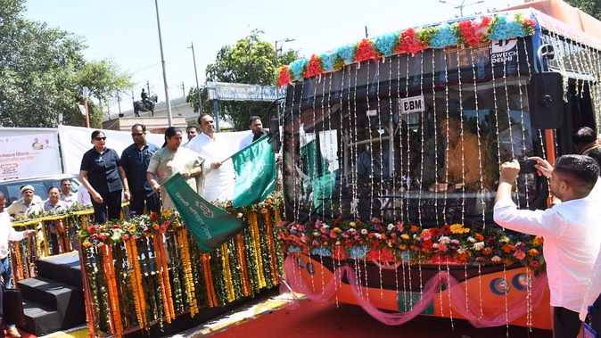 18 साल बाद दिल्ली से बड़ौत इंटर-स्टेट एसी बस सेवा की वापसी,  सीएम ने दिखाई हरी झंडी