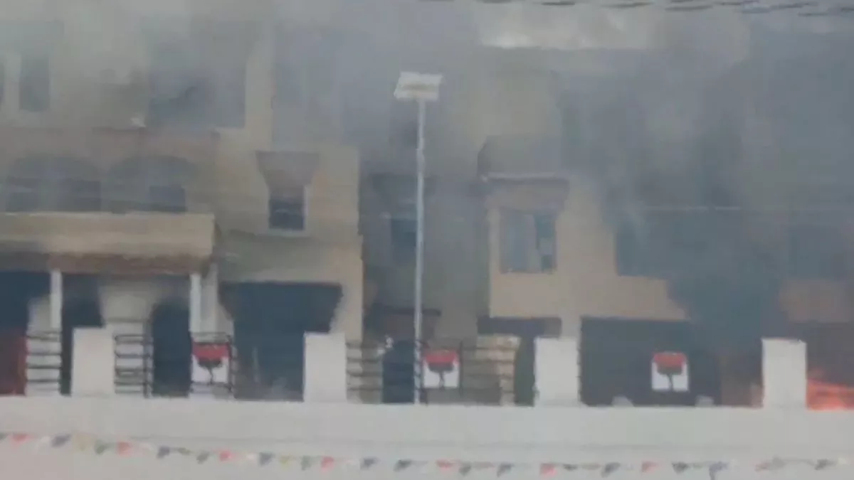 लेह में छात्रों और पुलिस के बीच झड़प, भाजपा कार्यालय और सीआरपीएफ वाहन में लगाई आग