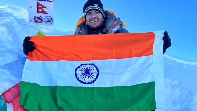 हरियाणा के पर्वतारोही नरेंद्र कुमार ने माउंट मनास्लु फतह कर फहराया तिरंगा