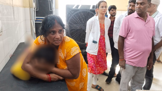बलिया में दर्दनाक हादसा: करंट लगने से दो सगी बहनों की मौत