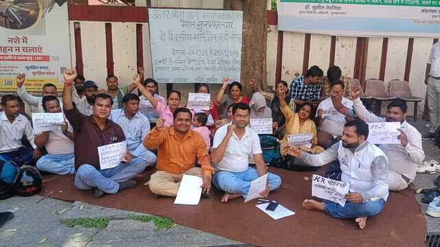 मुजफ्फरनगर में एनआरएलएम कर्मियों का धरना, वेतन और बीमा की मांग