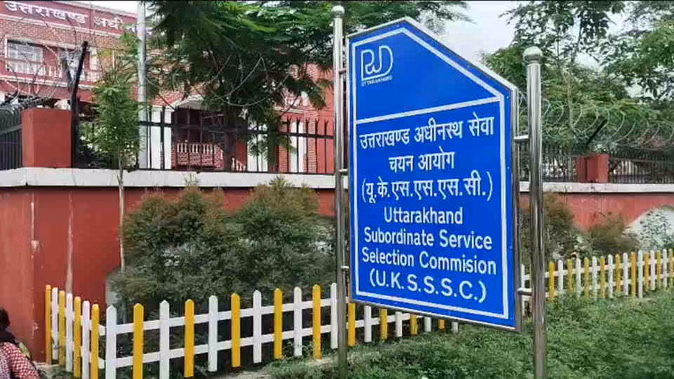 पेपर लीक मामले में असिस्टेंट प्रोफेसर सुमन निलंबित, दो पुलिसकर्मी भी हटाए गए