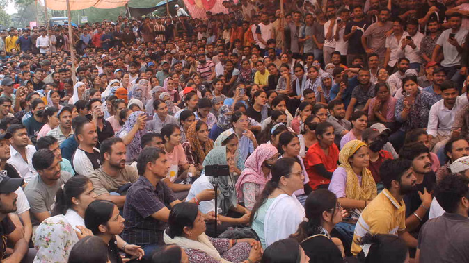 यूकेएसएसएससी परीक्षा विवाद: युवाओं का धरना जारी, परीक्षा रद्द करने की मांग