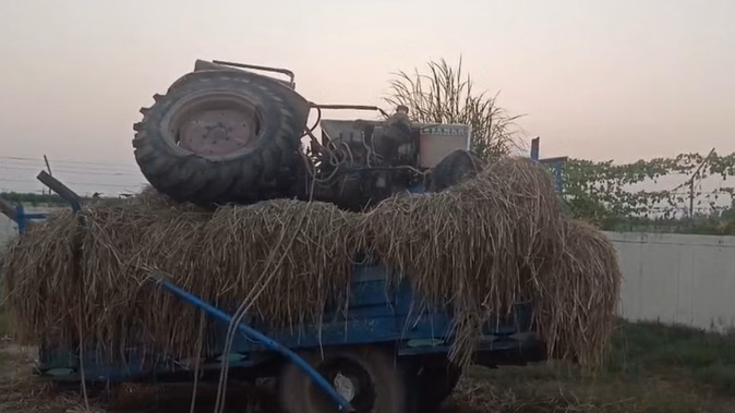 मेरठ-करनाल हाइवे पर हादसा: ओवरलोड ट्रैक्टर-ट्रॉली पलटी, पिता-पुत्र की मौत