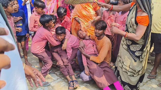 सीतापुर: बीएसए पिटाई मामले में एडी बेसिक जांच में शामिल, प्रदर्शन में कई छात्र बेहोश