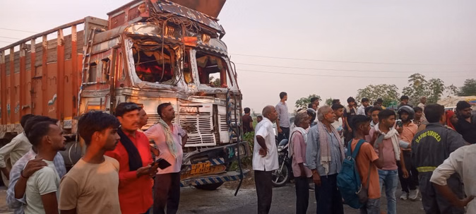 एटा में भीषण बस-ट्रक हादसा: चालक की मौत, 12 यात्री घायल