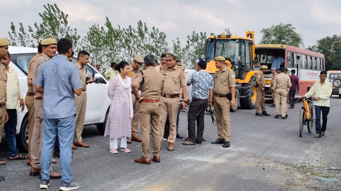 लखीमपुर: वैन और बस की टक्कर में पांच की मौत, नौ घायल