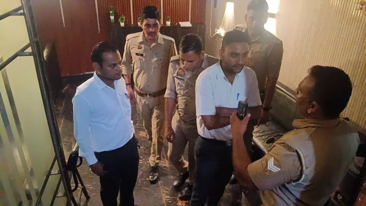 पुलिस ने कैफे में की छापेमारी, स्कूल ड्रेस में मिले नाबालिग, संचालक को दी चेतावनी
