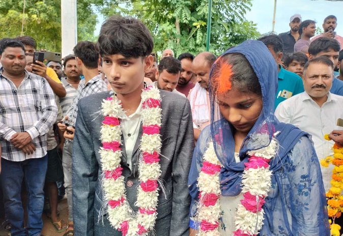 गोंडा में प्रेमी-प्रेमिका की परिजनों की सहमति से शादी, ग्रामीणों ने दी बधाई