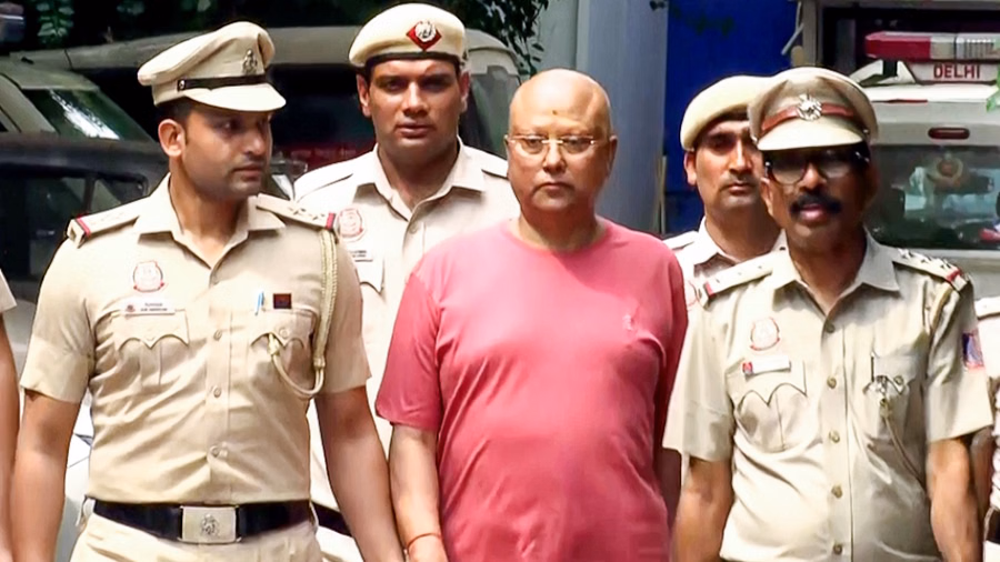 ‘कमरे में बिना नहाए न आएं’- यौन शोषण के आरोपी चैतन्यानंद सरस्वती का होटल में फरमान