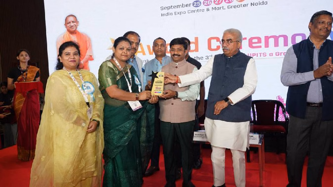 यूपी इंटरनेशनल ट्रेड शो में 'स्वच्छ सुजल गांव' प्रदर्शनी को मिला बेस्ट डिस्प्ले अवार्ड