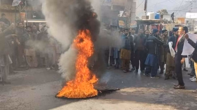 पाकिस्तान में बगावत के हालात, पीओके में आमने-सामने आए लोग और सुरक्षाबल