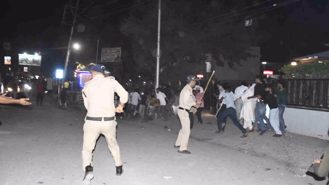 सोशल मीडिया विवाद पर देहरादून में तनाव, भीड़ और पुलिस में भिड़ंत