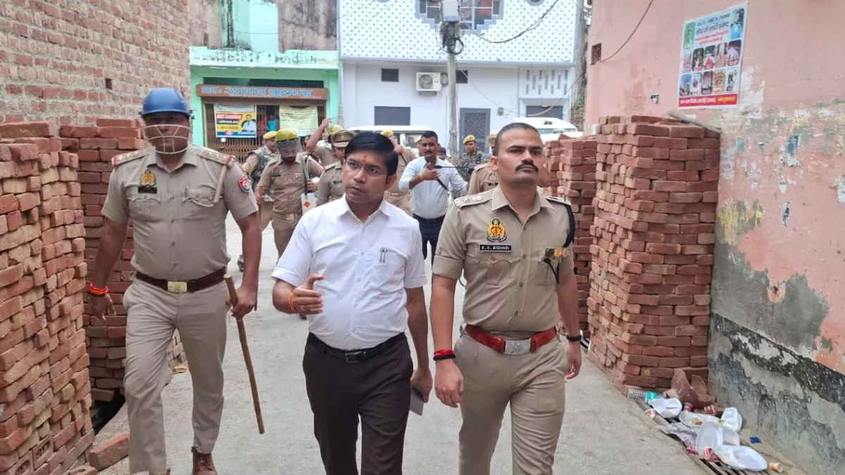 संभल में शिक्षकों का धरना जारी, प्रशासन ने खाली करने का दिया अल्टीमेटम