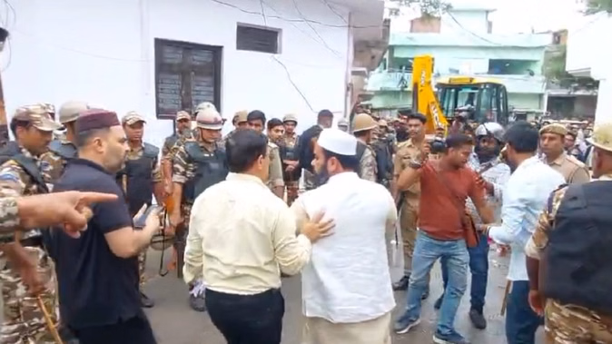 बरेली: मौलाना तौकीर रजा के करीबीयों पर प्रशासन ने कसा शिकंजा, अवैध बरातघर सील