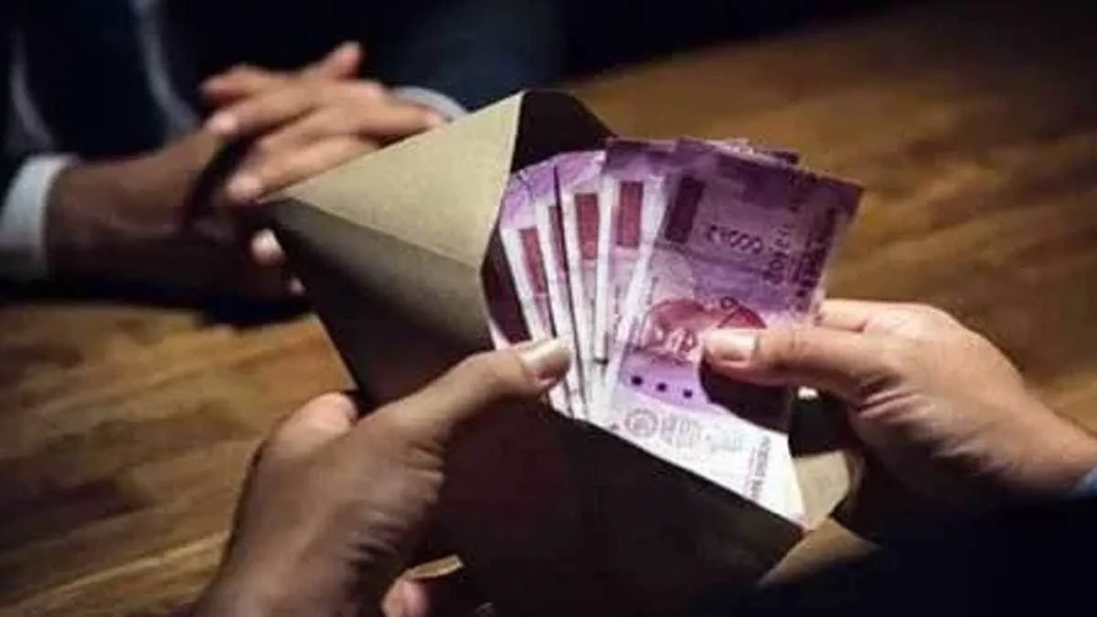 सीतापुर में चौकी प्रभारी घूस लेते रंगे हाथ गिरफ्तार, एंटी करप्शन टीम की कार्रवाई