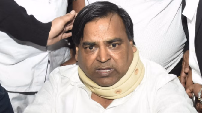 जेल में पूर्व मंत्री गायत्री प्रजापति पर हमला, सफाईबंदी ने मारी लोहे की पटरी