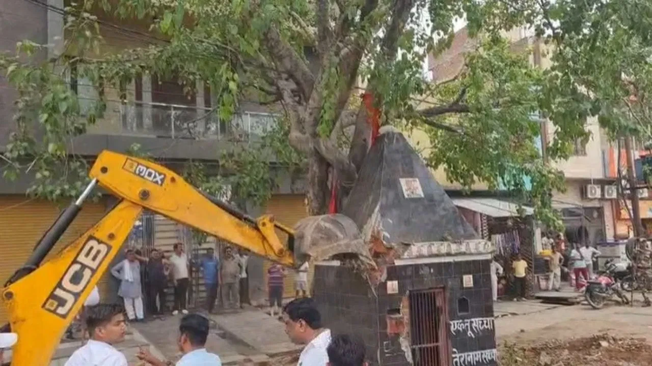 संभल में अवैध धार्मिक स्थल और बरात घर पर गरजा बुलडोजर
