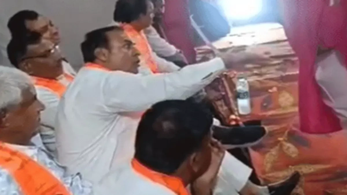 रामलीला कार्यक्रम में भाजपा विधायक का हंगामा, आयोजक को मारी लात