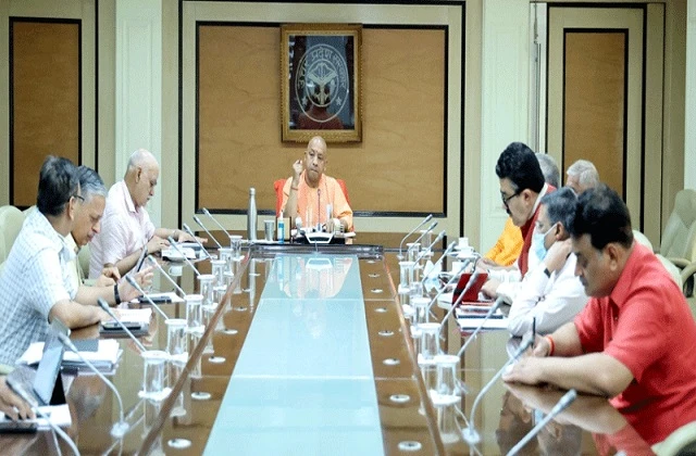 यूपी: सीएम योगी का निर्देश, बिना मानक वाली कॉलोनियों पर लगाएं रोक