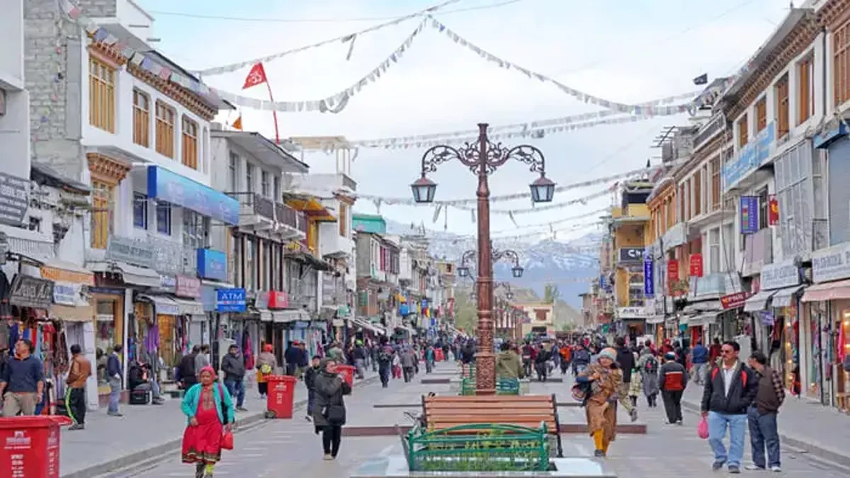 लेह में सामान्य हो रहे हालात, स्कूल और दुकानें खुली, पब्लिक ट्रांसपोर्ट भी शुरू