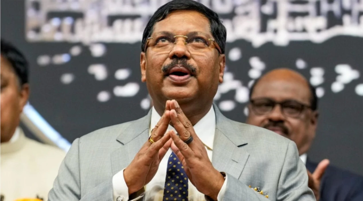 सुनवाई के दौरान वकील ने सीजेआई बीआर गवई पर की जूता फेंकने की कोशिश, न्यायाधीश ने जताई नाराज़गी